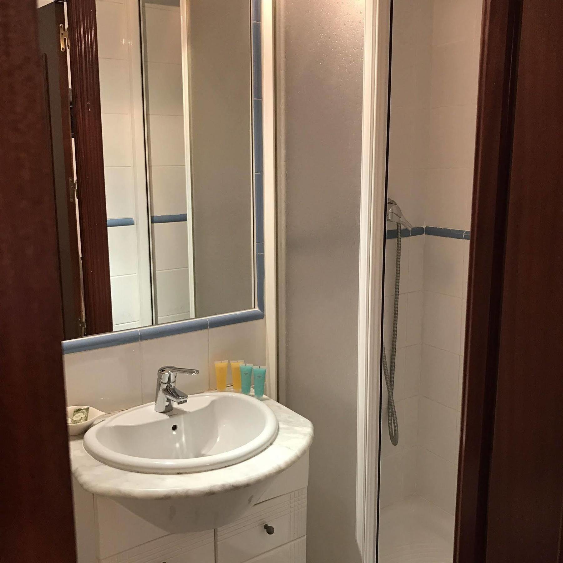 Hostal La Estrella Madrid Dış mekan fotoğraf